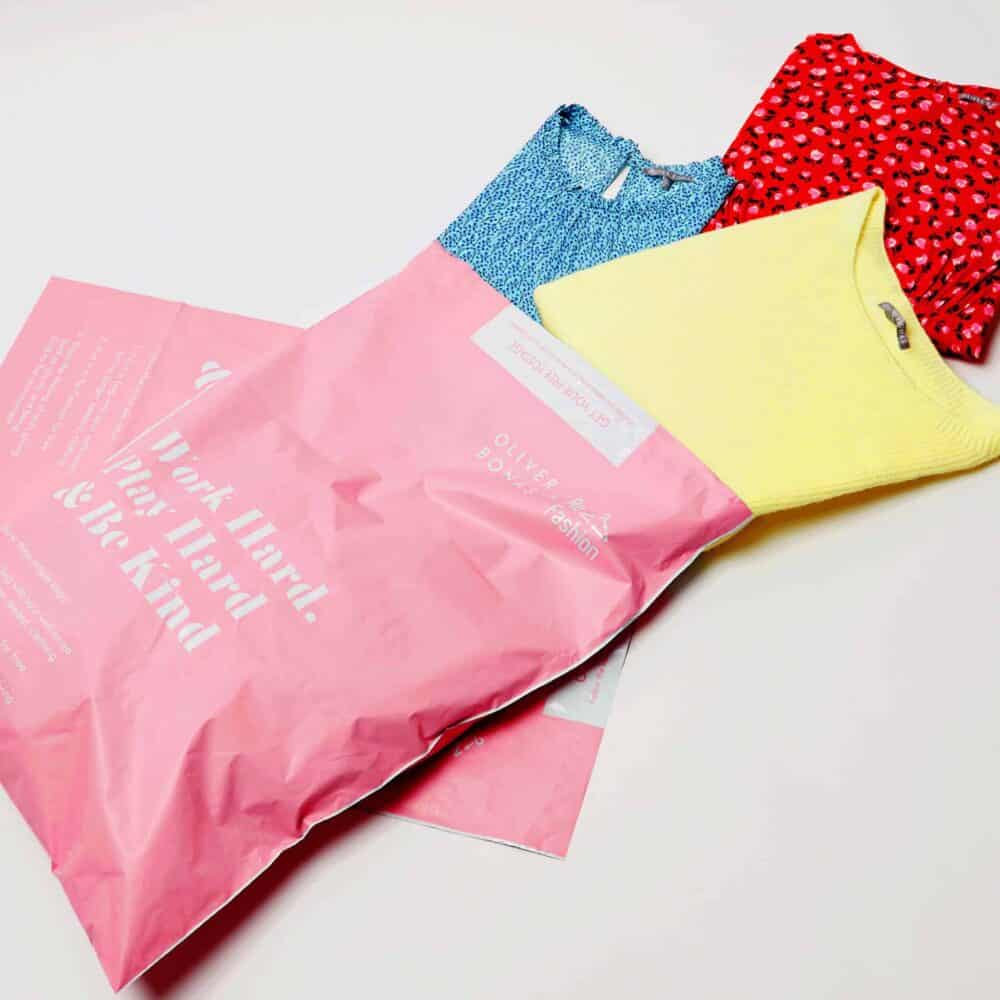 Re-Fashion mailing bags with clothing coming out